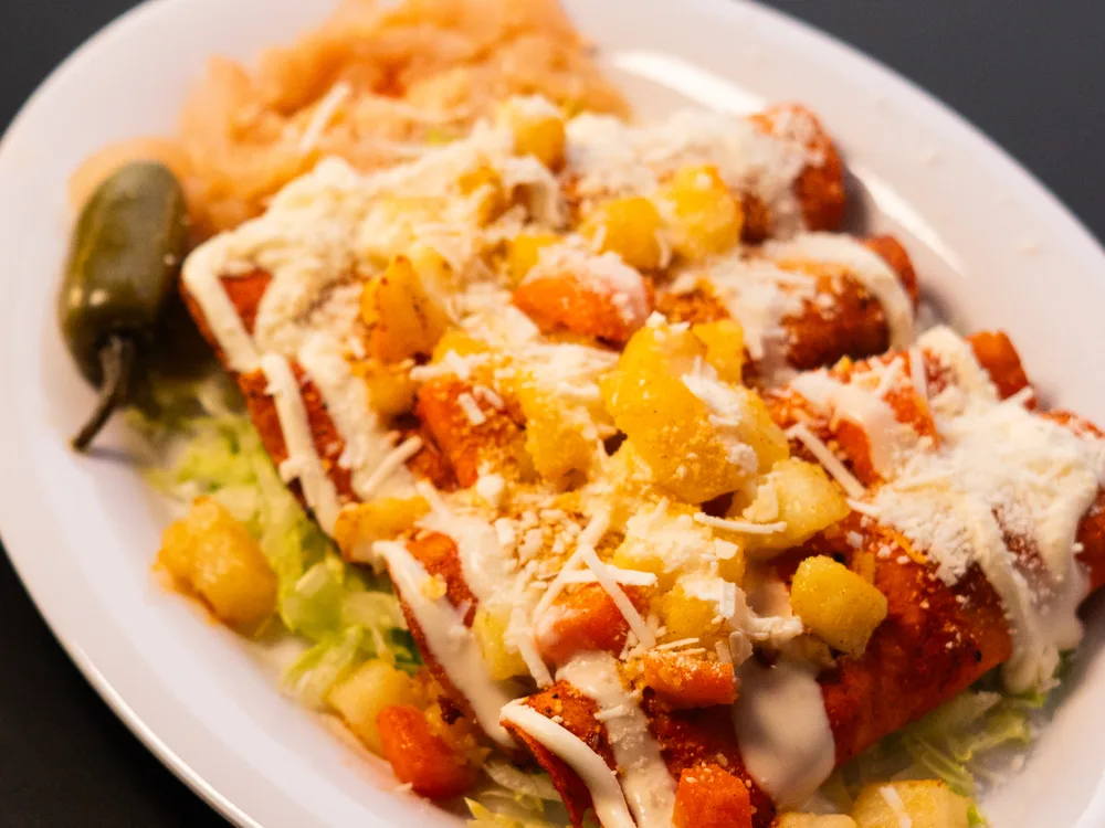 Enchiladas rojas con crema y queso
