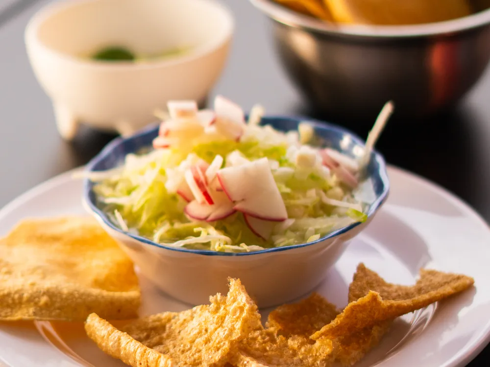 Pozole blanco con guarniciones