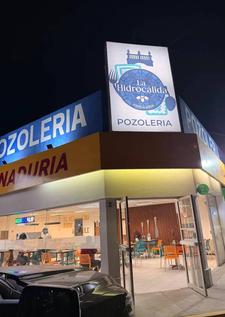 Fachada nocturna de La Hidrocálida Pozolería