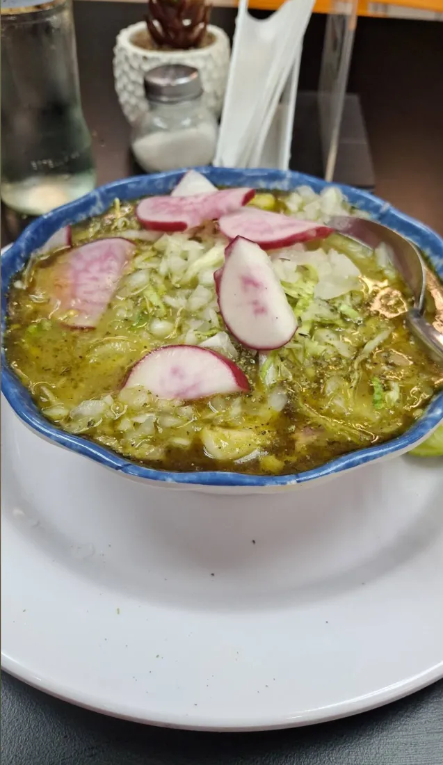 Pozole verde con rábano y cebolla, servido en La Hidrocálida